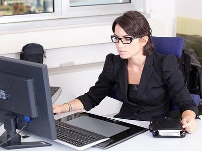 Jak praca przed komputerem wpływa na stan i kondycję skóry i jak sobie radzić z ewentualnymi zmianami?