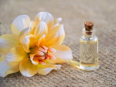 Olejki w pielęgnacji skóry trądzikowej – jakie wybrać i jak je stosować?