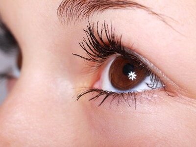 Zadbaj o skórę wokół oczu – pielęgnacja skrojona na miarę
