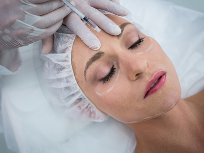 Botox w walce o młodość skóry - czy to skuteczna i dobra dla nas metoda? Co musisz o niej wiedzieć?